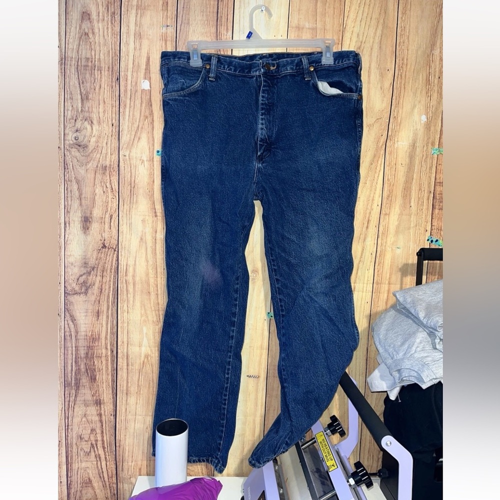 Wrangler Authentic Jeans Mens size 40 X 30 Relaxed Fit Blue Straight Vintage